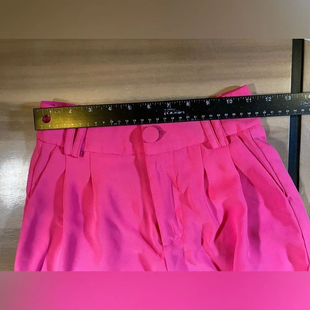 Cropped hot pink‎ shorts vintage